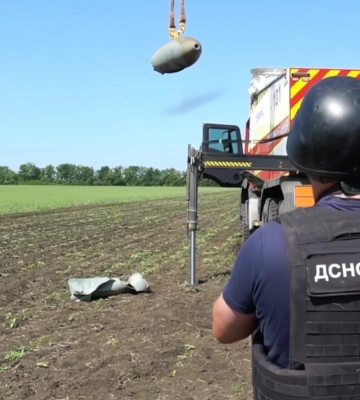 У Костянтинівці рятувальники знешкодили дві авіабомби, що не розірвалися