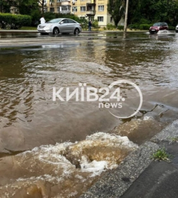 В одному з районів Києва стався прорив трубопроводу (відео)