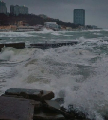 Хвилею змило в море під час фотографування на пірсі: в Одесі загинула 20-річна поліцейська