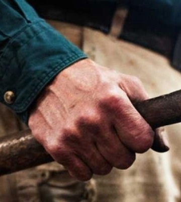 У Луцькому районі чоловік побив кувалдою авто і напав на копів з косою