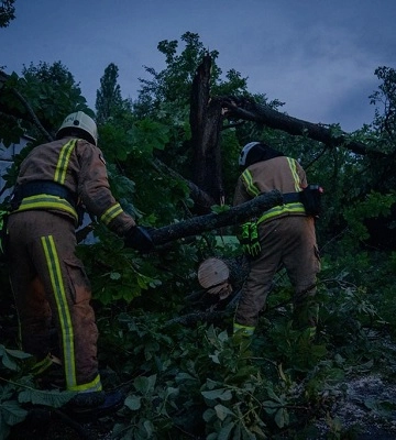 У Сумах та області співробітники ДСНС допомагали ліквідовувати наслідки негоди