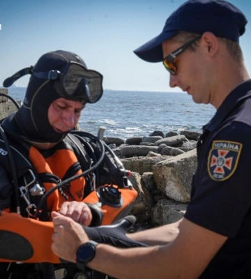 Хвиля збила з ніг: в Одесі шукають дівчину, яка зникла під час шторму 