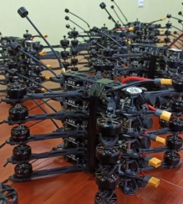 Громада із Хмельниччини передала військовим понад пів сотні FPV-дронів