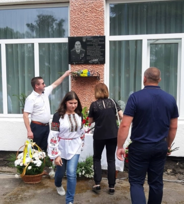 Героїчно загинув на Донеччині: у школі на Волині відкрили меморіальну дошку підполковнику вертолітної ескадрильї ЗСУ