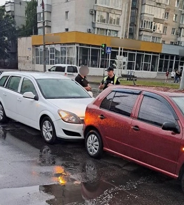 У Сумах на перехресті сталася ДТП за участі чотирьох автівок