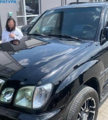 Керівник філії банку разом з двома спільниками зняли з рахунків клієнтів понад $ 169 тисяч
