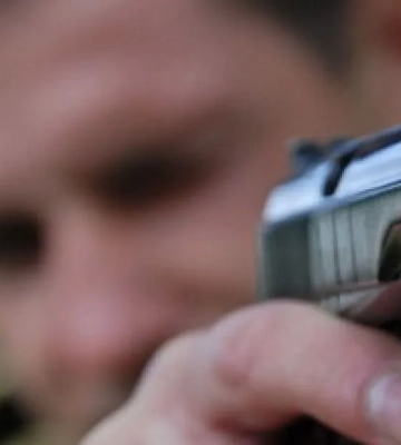 В окупованому Донецьку військовослужбовець відкрив стрілянину у дворі житлового будинку: є загиблі та поранені