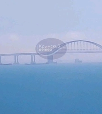 Уздовж Керченського мосту окупанти встановили 10 бонових загороджень - ЗМІ