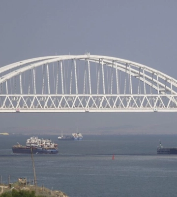 Уздовж Керченського мосту окупанти встановили 10 бонових загороджень - ЗМІ