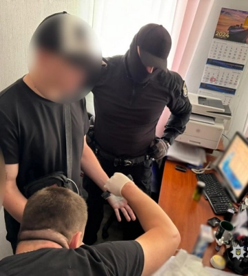 В Одесі службовець ТЦК брав $1000 за зняття авто з військового обліку