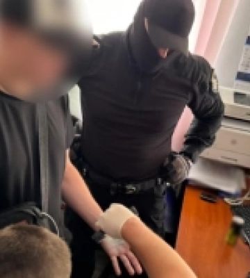 Тисяча доларів за зняття авто з військового обліку: в Одесі поліцейські викрили службовця одного з ТЦК