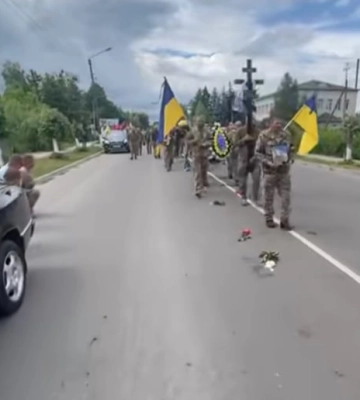 Більше року вважався зниклим безвісти: на Волині попрощалися з Героєм Сергієм Хом’яком. Відео