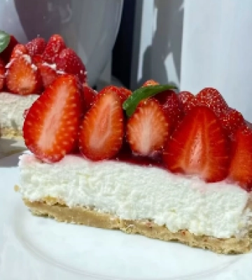 Готовится за считанные минуты, а вкус не оставит никого равнодушным: рецепт клубничного чизкейка