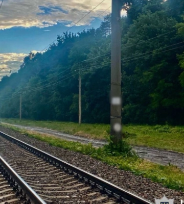 На Київщині під колесами пасажирського потяга загинула 13-річна дівчинка