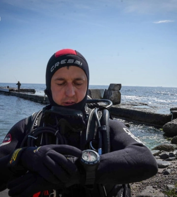 В одеській Аркадії поліцейську змило хвилею в море, її шукають рятувальники