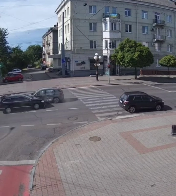 Рух ускладнений: у Рівному сталася потрійна ДТП (ВІДЕО)