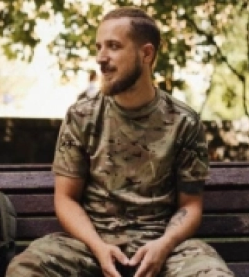 У пам&#039;ять про загиблого на війні поета та військового з Рівного Максима Кривцова створили мерч
