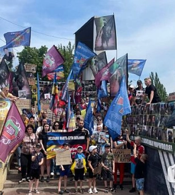 «Твоє пекло — моє пекло»: криворіжці вийшли на мітинг на підтримку військовополонених
