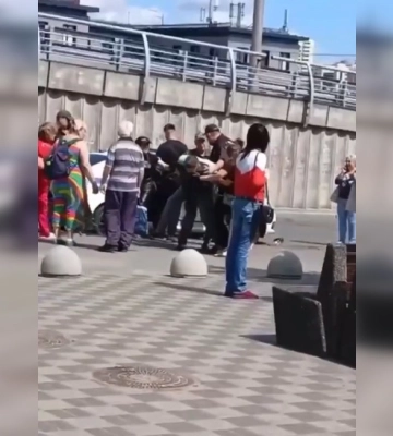 Очередной конфликт из-за мобилизации: в Киеве женщины &quot;отбили&quot; мужчину в военных и полиции. Видео