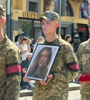 У Львові тисячі людей провели в останню путь парамедикиню, громадську діячку Ірину Цибух («Чека»)