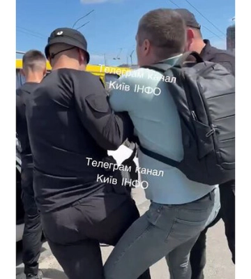 В ТЦК відреагували на інцидент в Києві  із затриманням чоловіка та цивільним, які "відбивали" його