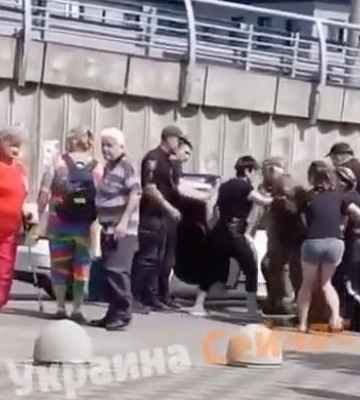 У Київі співробітник ТЦК вдарив головою жінку під час затримання ухилянта. В військкоматі кажуть, що діяли в межах закону
