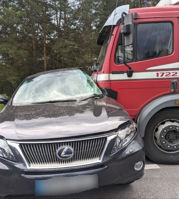 «Лексус» розвертався посеред траси і зіткнувся з вантажівкою