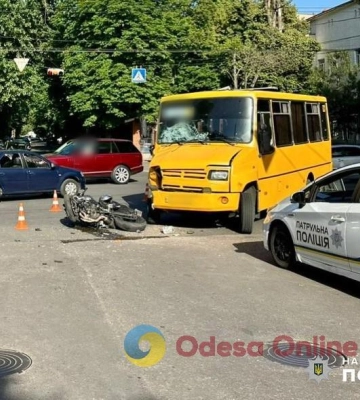 В Одесі на проспекті Шевченка зіткнулися маршрутка та мотоцикл