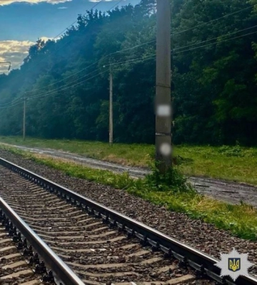 На Київщині пасажирський потяг збив 13-річну дівчину