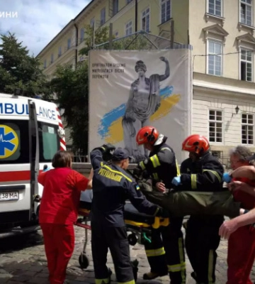 У Львові рятувальникам довелося витягувати чоловіка із фонтану