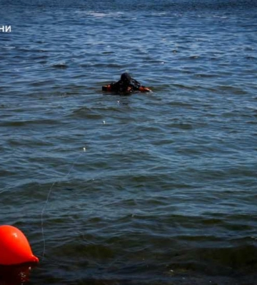 В акваторії Чорного моря в Одесі водолази вже добу шукають потопельницю