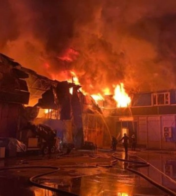 У Києві спалахнула масштабна пожежа, фото та відео