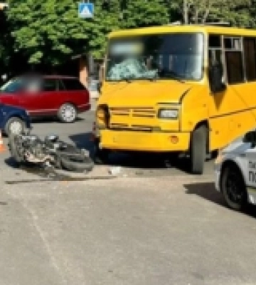 В Одесі мотоцикл зіштовхнувся із маршруткою: постраждав водій двоколісника