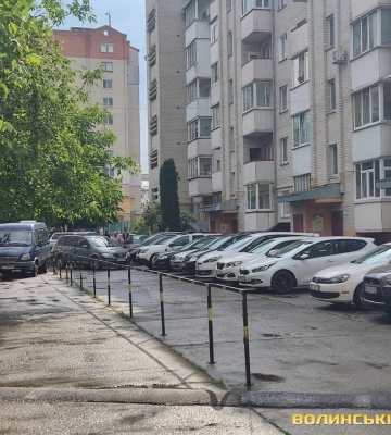 У Луцьку у дворі багатоповерхівки знайшли труп військового