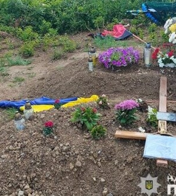 На Тернопільщині вандал пошкодив могили загиблих бійців. ФОТО