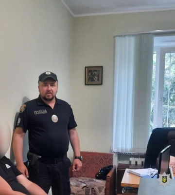 Житель Одещини без причини серед ночі порізав батька ножем, - ФОТО