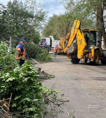 Ліквідація наслідків падіння уламків ракет. У Дніпрі на місці події працюють 5 одиниць техніки та 25 комунальників