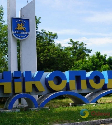Нікополь: щоденні обстріли, тисячі зруйнованих будівель та сталеві рятувальники