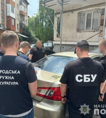 На Закарпатті поліція затримала адвоката, який за хабарі організував умовно засудженим неявку до органів пробації 