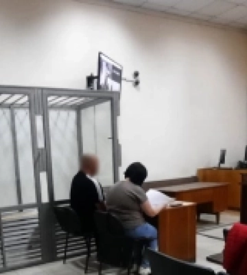 Житель Одещини без причини серед ночі порізав батька ножем, - ФОТО
