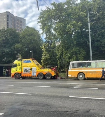 В Києві за порушення паркування евакуювали автобус