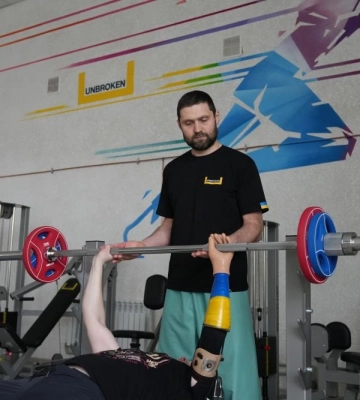 Львівські лікарі відновили здоров’я чоловіка, який місяцями мучився від болю у хребті