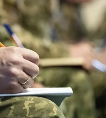 У Волинському ТЦК пояснили, хто і де може вручити повістку