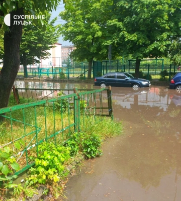 Негода у Луцьку: затопило кілька вулиць міста