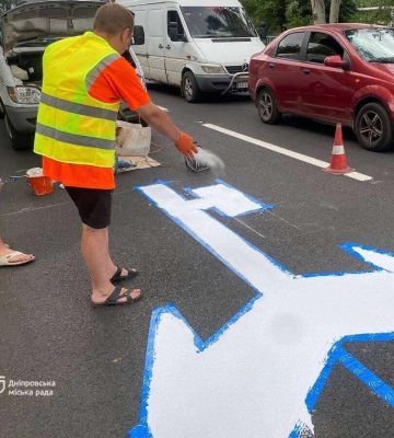 У Дніпрі продовжують відновлювати дорожню розмітку задля безпеки водіїв та пішоходів. Нині роботи проводять на вул. Богдана&amp;hellip;