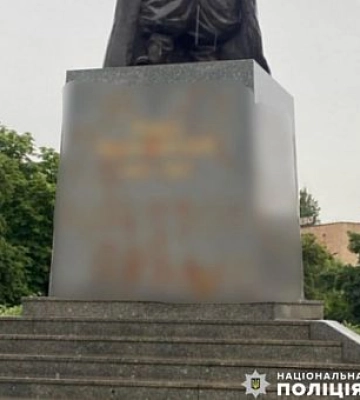 Разрисовал памятник: в Кривом Роге сообщили о подозрении парню