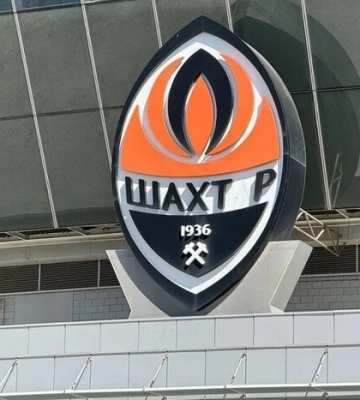 Окупанти в Донецьку русифікують емблему «Шахтаря» на «Донбас Арені»