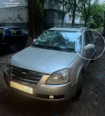 Одеські патрульні затримали двох неадекватів, які пошкодили чужу автівку 