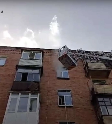 У Дніпрі продовжують відновлювати дорожню розмітку задля безпеки водіїв та пішоходів. Нині роботи проводять на вул. Богдана Хмельницького