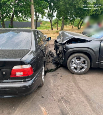 Водії автівок BMW та Mazda потрапили в аварію в Черкасах (ФОТО)